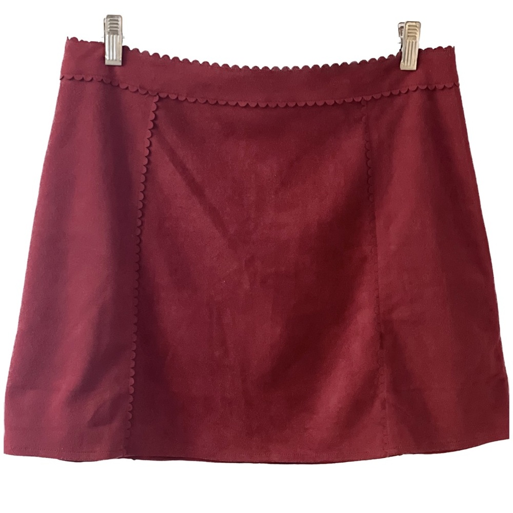 Size L, Faux suede burgundy mini skirt with scalloped details.